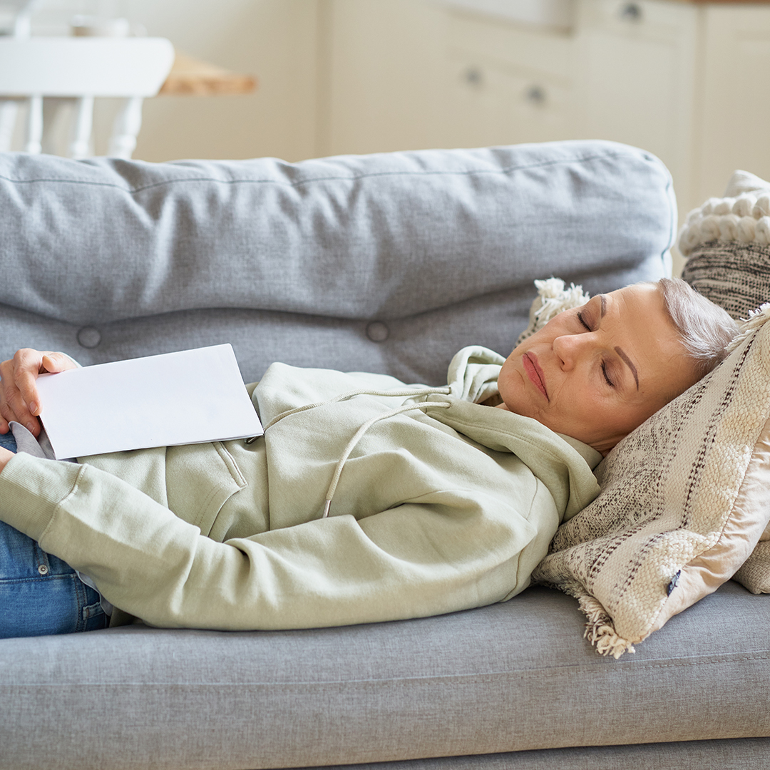 adulto mayor no puede dormir evitar siestas largas