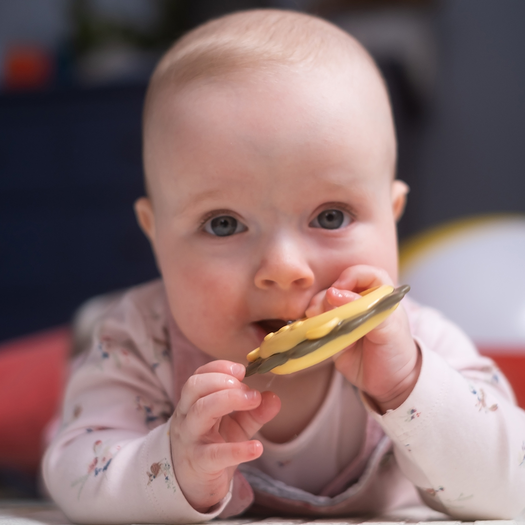 qué hace un bebé de 2 meses movimientos