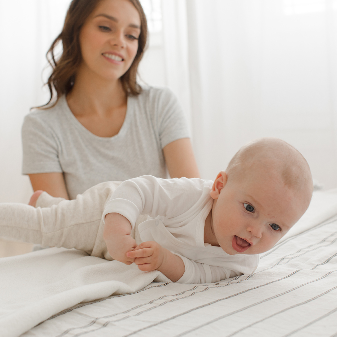 qué hace un bebé de 5 meses movimientos