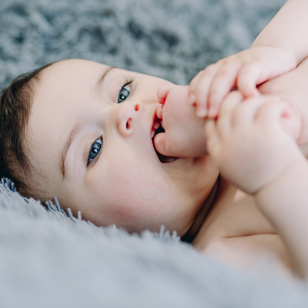 qué hace un bebé de 6 meses movimientos