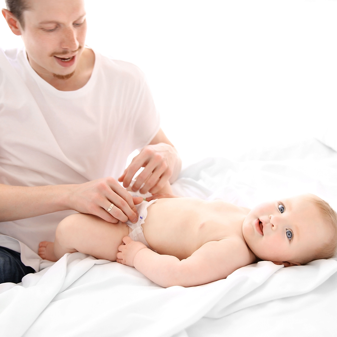 papá primerizo cómo mudar al bebé