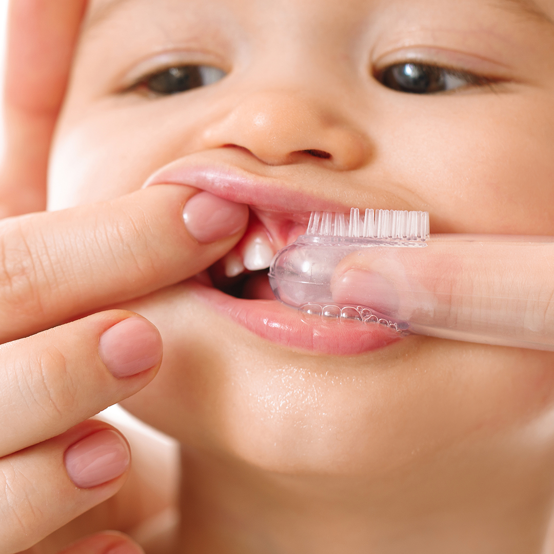 cómo se lavan los dientes de los bebés
