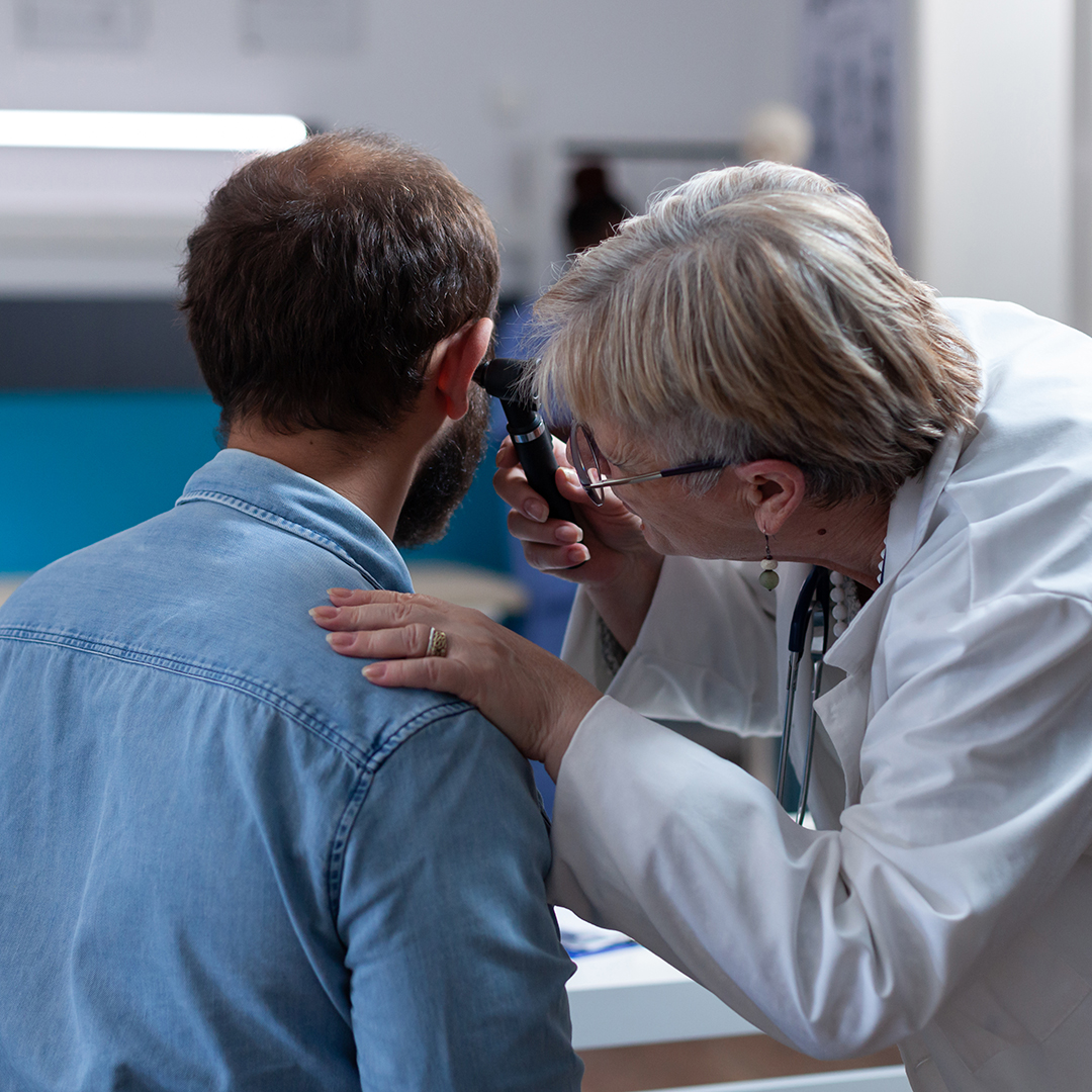 cómo destapar oídos tapados por cerumen