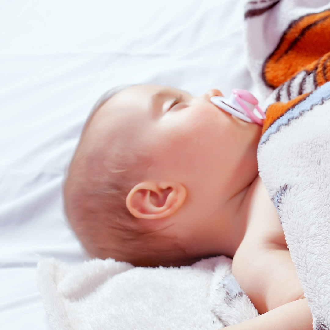 por qué se producen las caries del biberón dormir con chupete